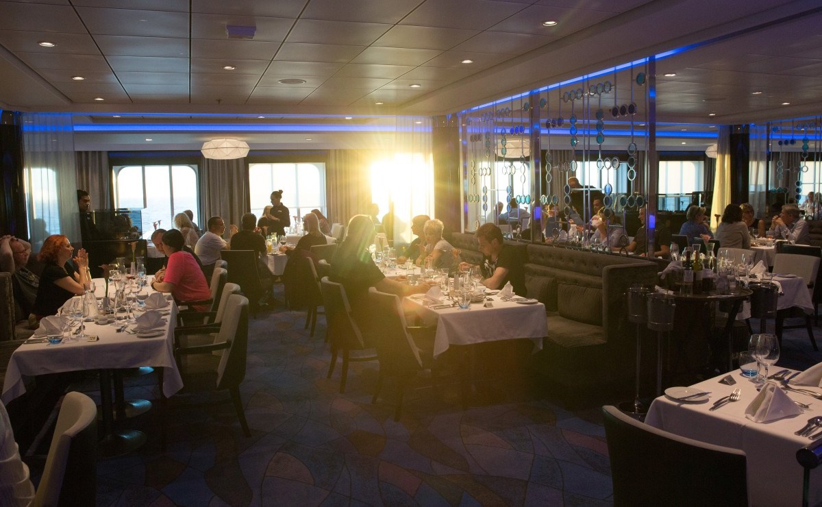 Gäste speisen in einem Restaurant an Bord des Kreuzfahrtschiffes „Mein Schiff 3“ (Archivfoto).