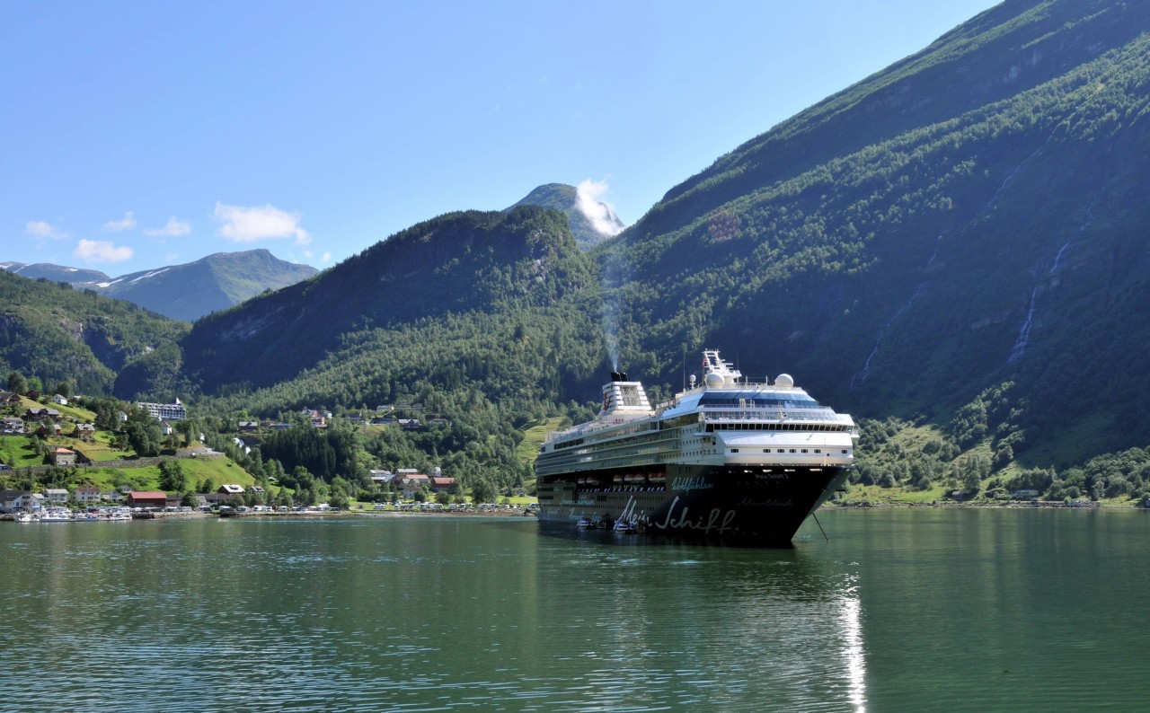 Eine „Mein Schiff“ in den Fjorden von Norwegen (Archivbild)