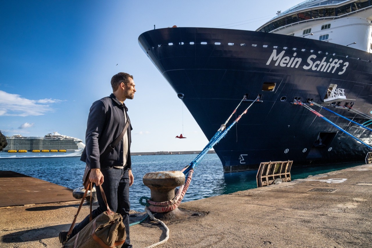 Der „Schiffsarzt“ Dr. Eric Leonhard (Moritz Otto) vor der „Mein Schiff 3“.