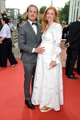 Marleen Lohse mit Ehemann Max Montgomery bei der Verleihung des Deutschen Filmpreis 2022 in Berlin.