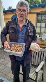 Lothar Schwarz mit dem Nordsee-Fund. Lothar Schwarz mit dem Nordsee-Fund.