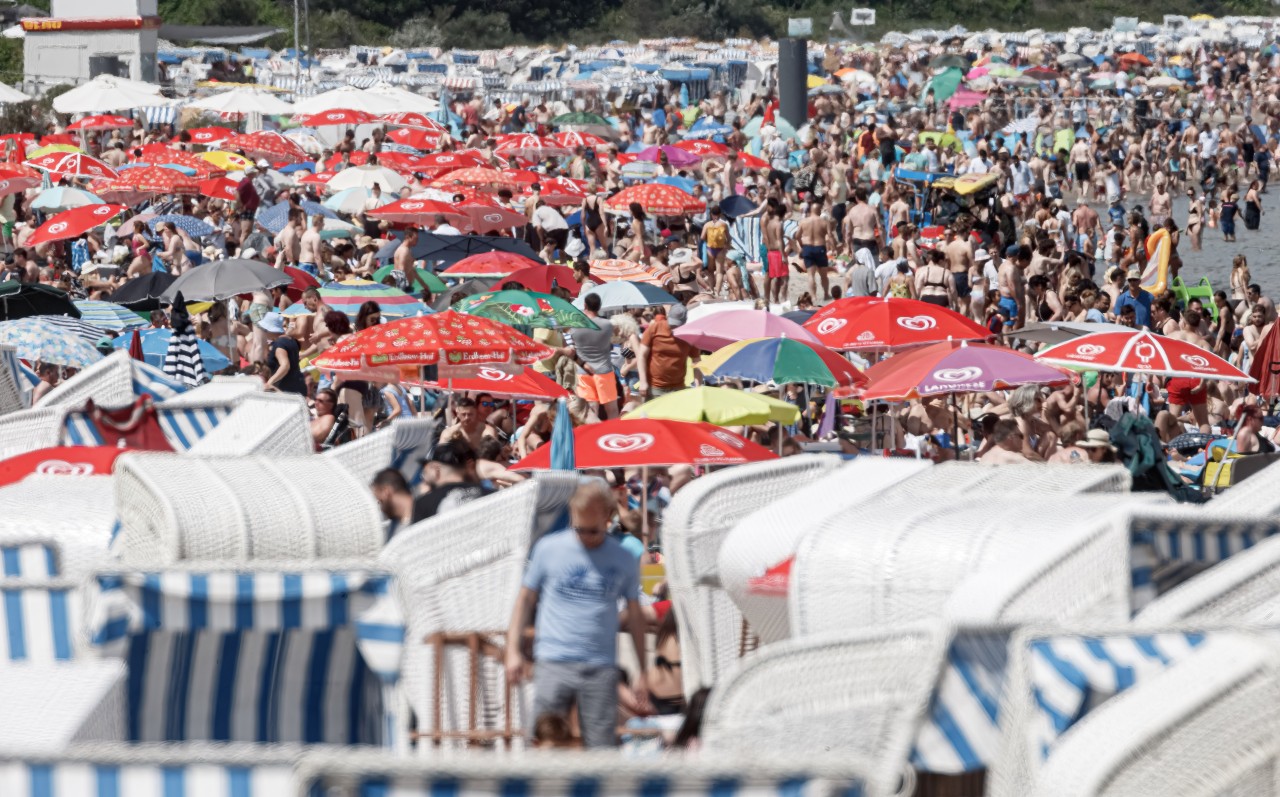 Ostsee: Der Strand ist bereits am Samstagmittag (18. Juni) bei 29 Grad Lufttemperatur und Sonnenschein mit Besuchern vollständig belegt.