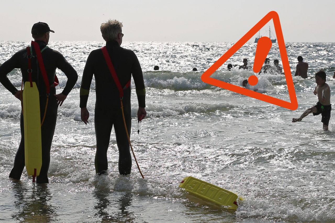 Zwei DLRG-Rettungsschwimmern in der Nordsee. 