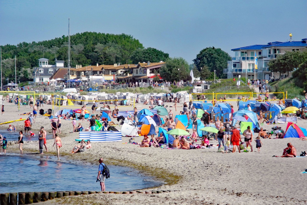Voller Ostsee-Strand im Juni 2022.