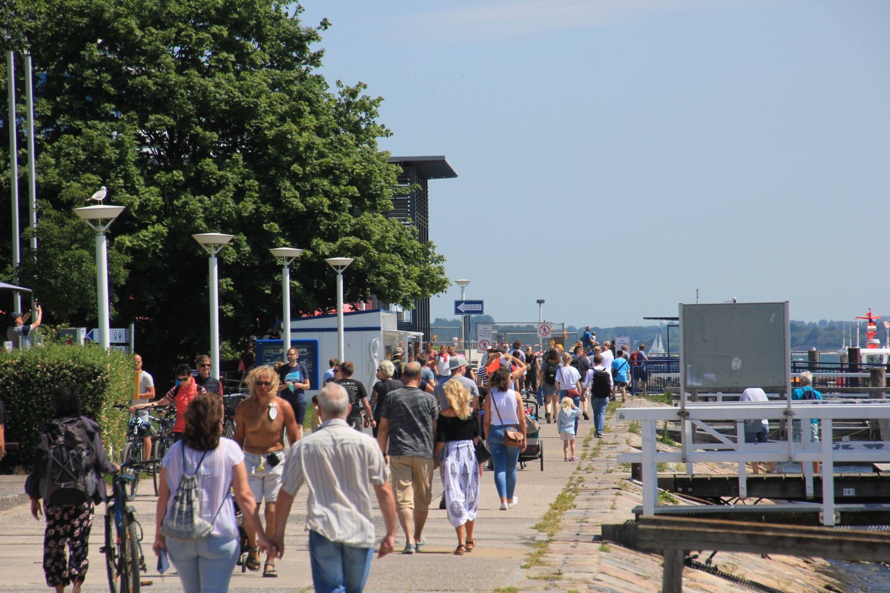 Ostsee-Besucher in Travemünde.