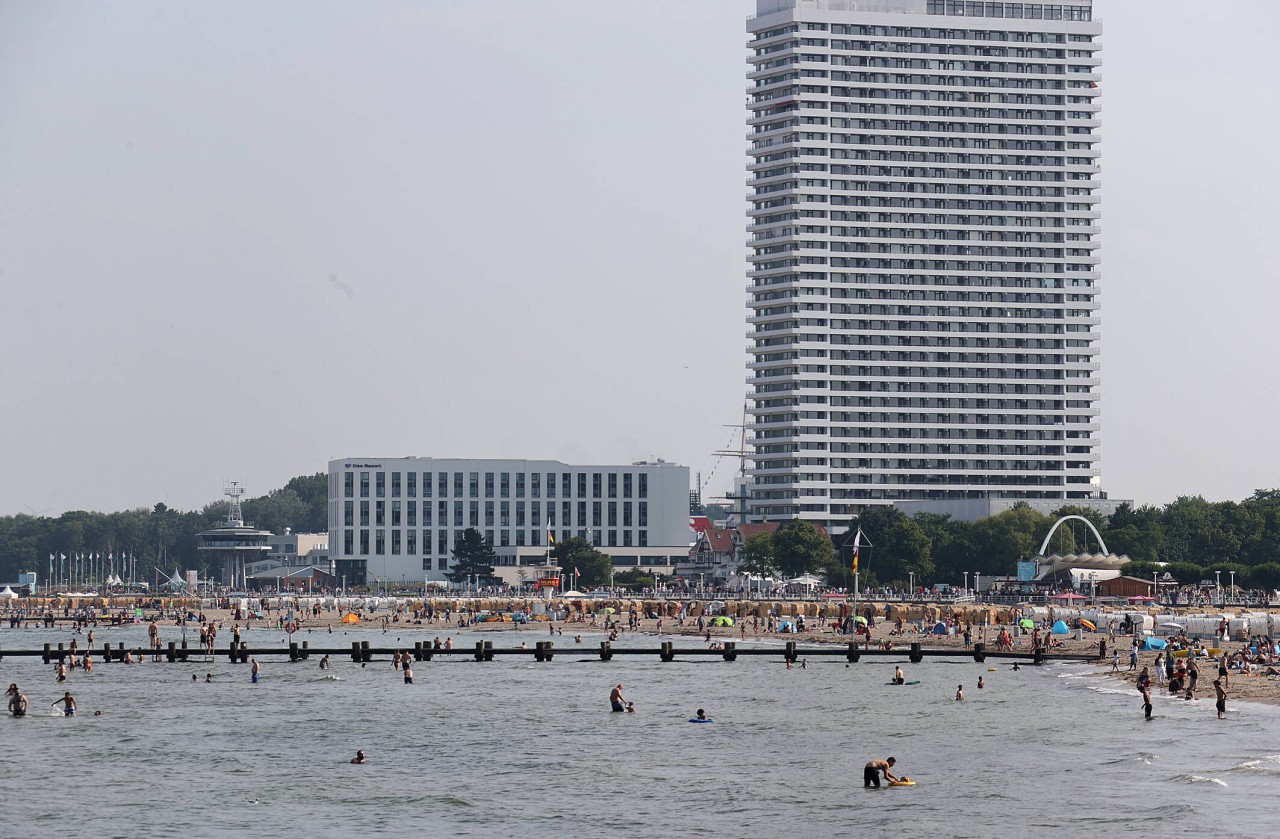 Ostsee: Blick auf den Hauptstrand von Travemünde mit den Hotels Aja und Maritim im Hintergrund.