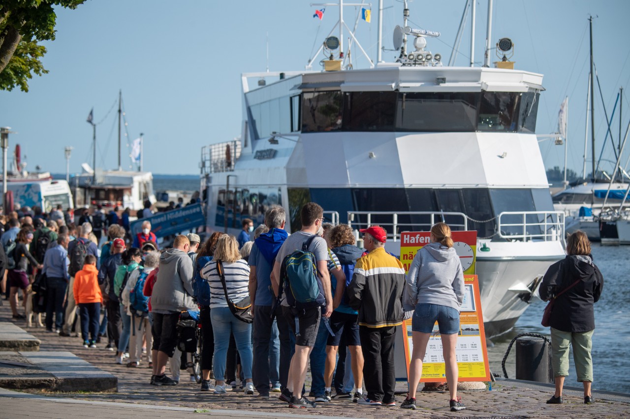 Touristen stehen im Stadthafen von Stralsund vor dem Fährschiff „Hansestadt Stralsund“ zur Ostsee-Insel Hiddensee. 