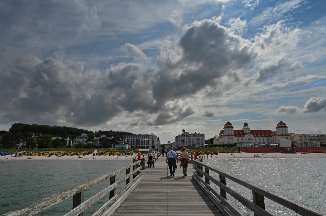 Blick auf Strand und Promenade in Binz auf Rügen.