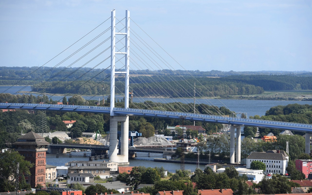Rügen: Beim Anblick der Brücke kommen Urlaubsgefühle auf.