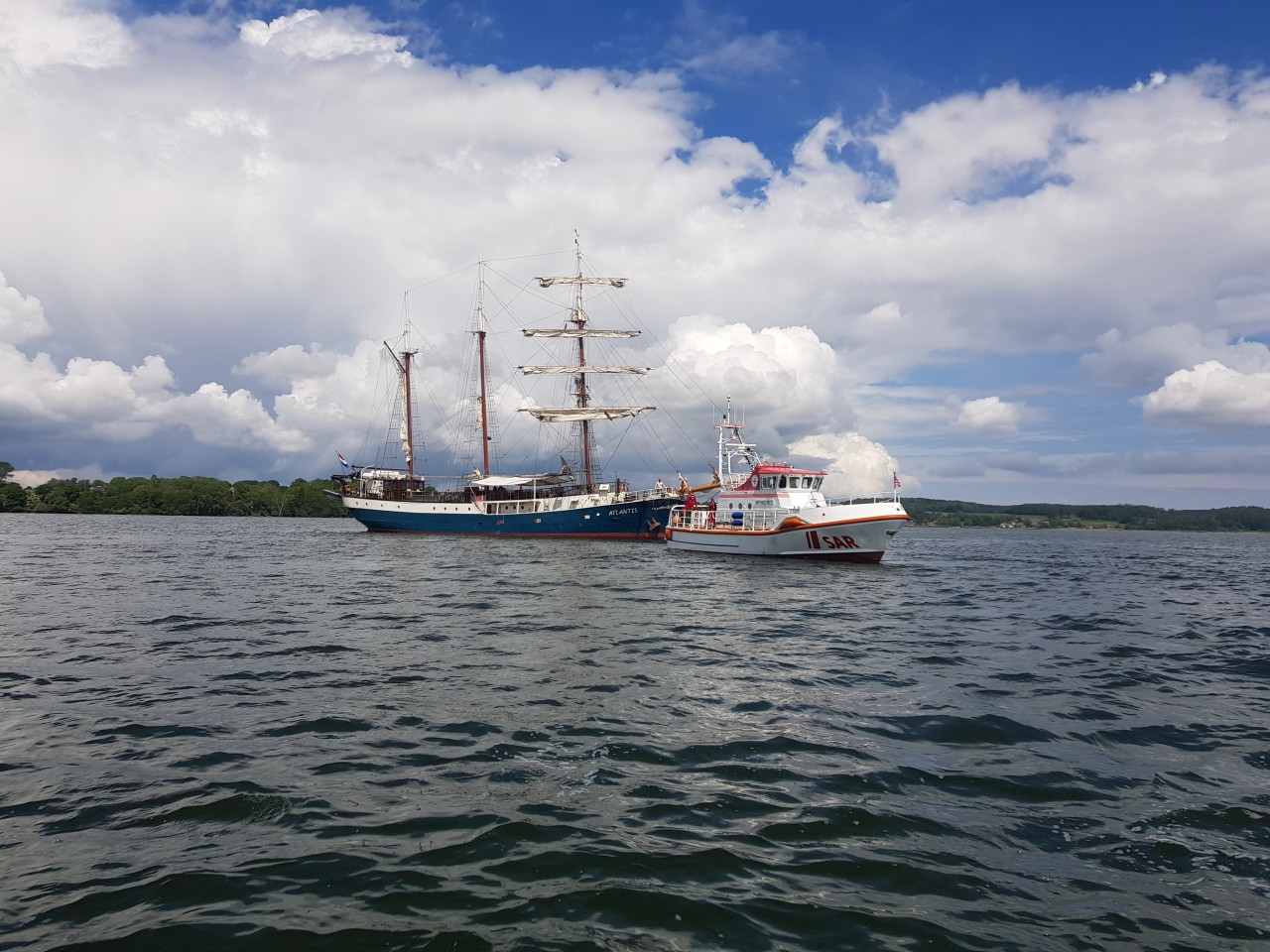 Der Seenotrettungskreuzer Berthold Beitz nimmt den Großsegler „Atlantis“ auf den Haken. Der Dreimaster war südlich der Insel Rügen festgekommen. 