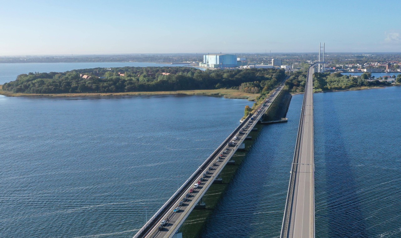 Der alte Rügendamm (links) verläuft parallel zur Rügen-Brücke. Der alte Rügendamm (links) verläuft parallel zur Rügen-Brücke.
