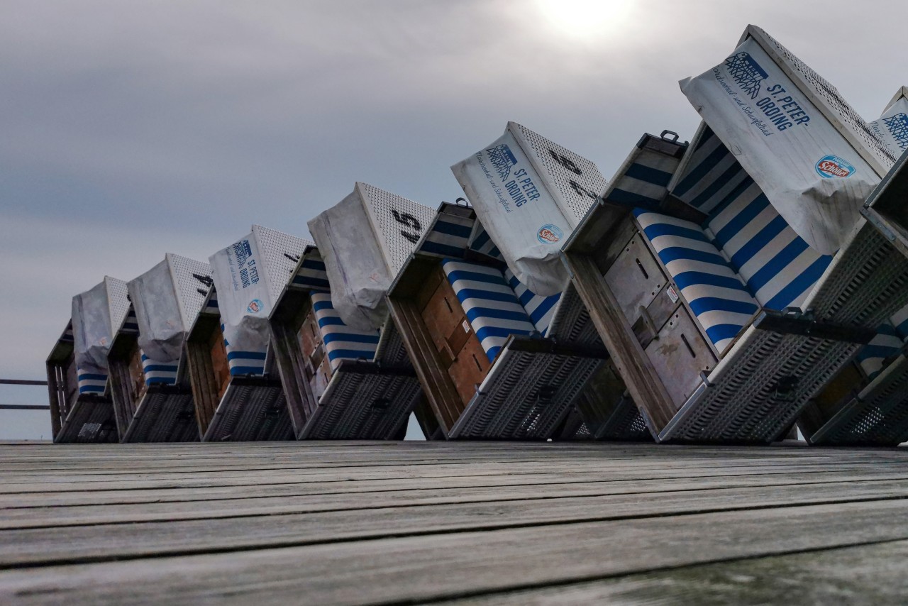 Schräg stehen Strandkörbe auf einem Podest am Strand von Sankt-Peter-Ording (SPO). 