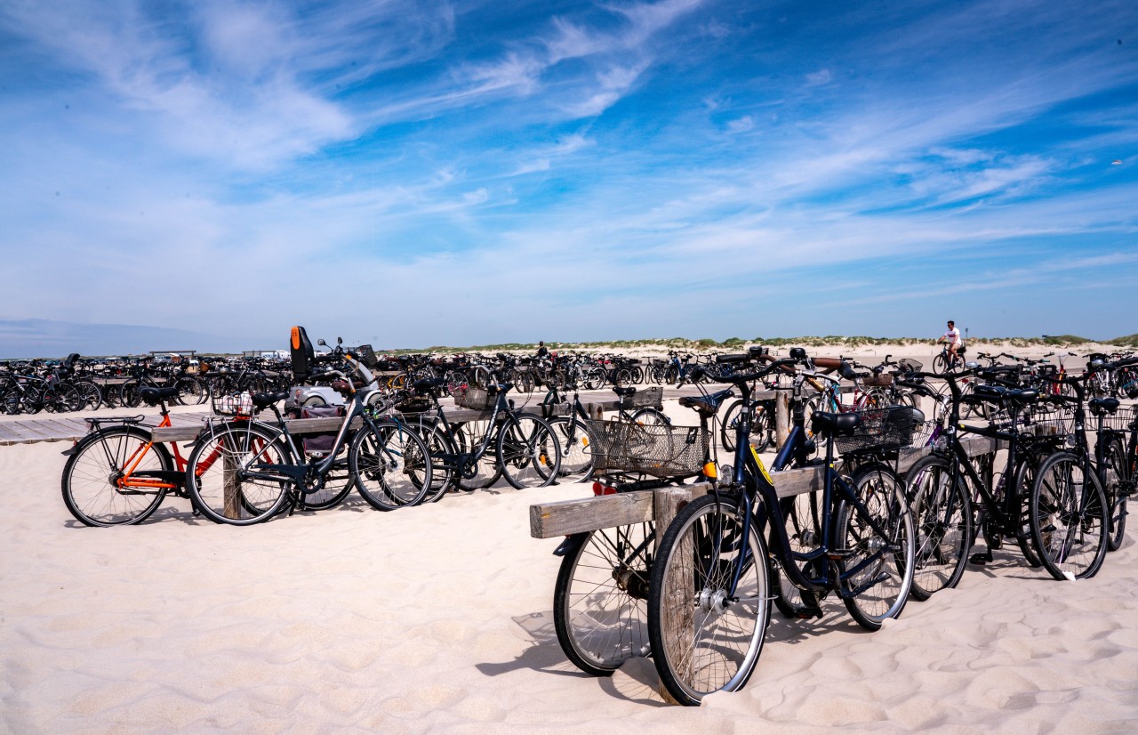 Unzählige Fahrräder sind von Touristen am Strand von Sankt Peter-Ording (SPO) an einem eigens für Zweiräder eingerichteten Parkplatz abgestellt.