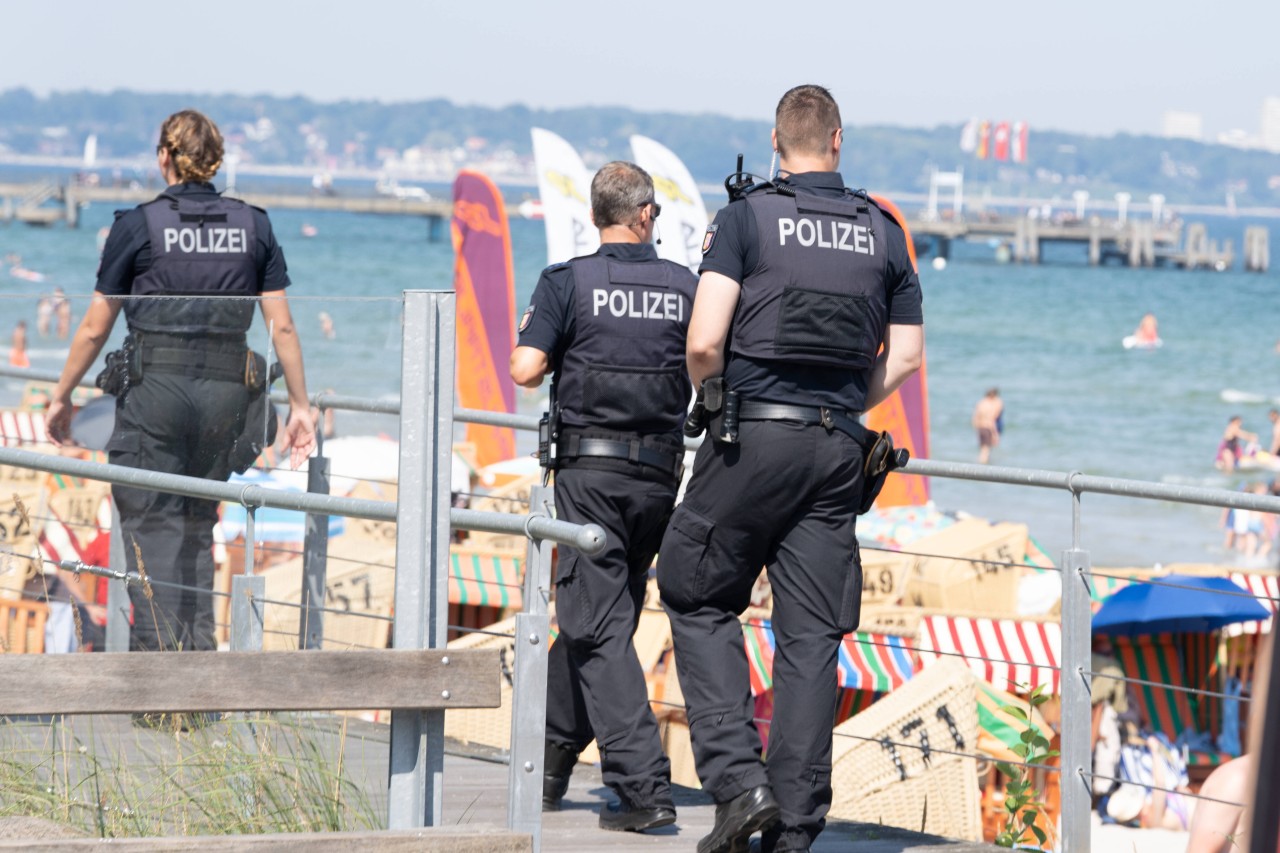 Ostsee: Die Polizei rückte mit vier Streifenwagen am Strand von Scharbeutz an.
