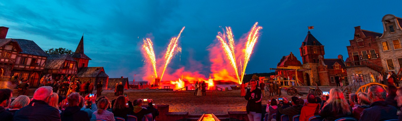 Mehr als 7.000 Besuchern verfolgen das Feuerwerk zum Abschlkuss der Premiere der Stoertebeker-Festspiele 2022 auf der Natuerbuhne in Ralswiek auf Rügen.