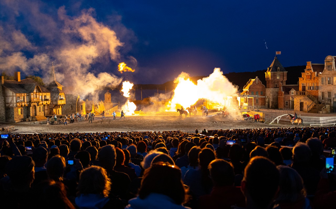 Die Störtebeker Festspiele auf Rügen geizen nicht mit Pyro-Effekten.