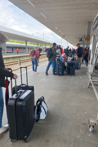 Der Bahnsteig in Hamburg ist nicht wirklich voller als sonst.