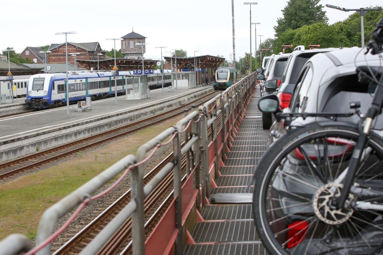 Fahrzeuge stehen auf einem Autoreisezug der Deutschen Bahn in Niebüll vor der Überfahrt nach Sylt. Im Bahnhof Niebüll wartet ein Zug auf die Weiterfahrt. Mit dem Start des 9-Euro-Tickets ab dem 1. Juni 2022 werden auch mehr Besucher auf der Insel erwartet.