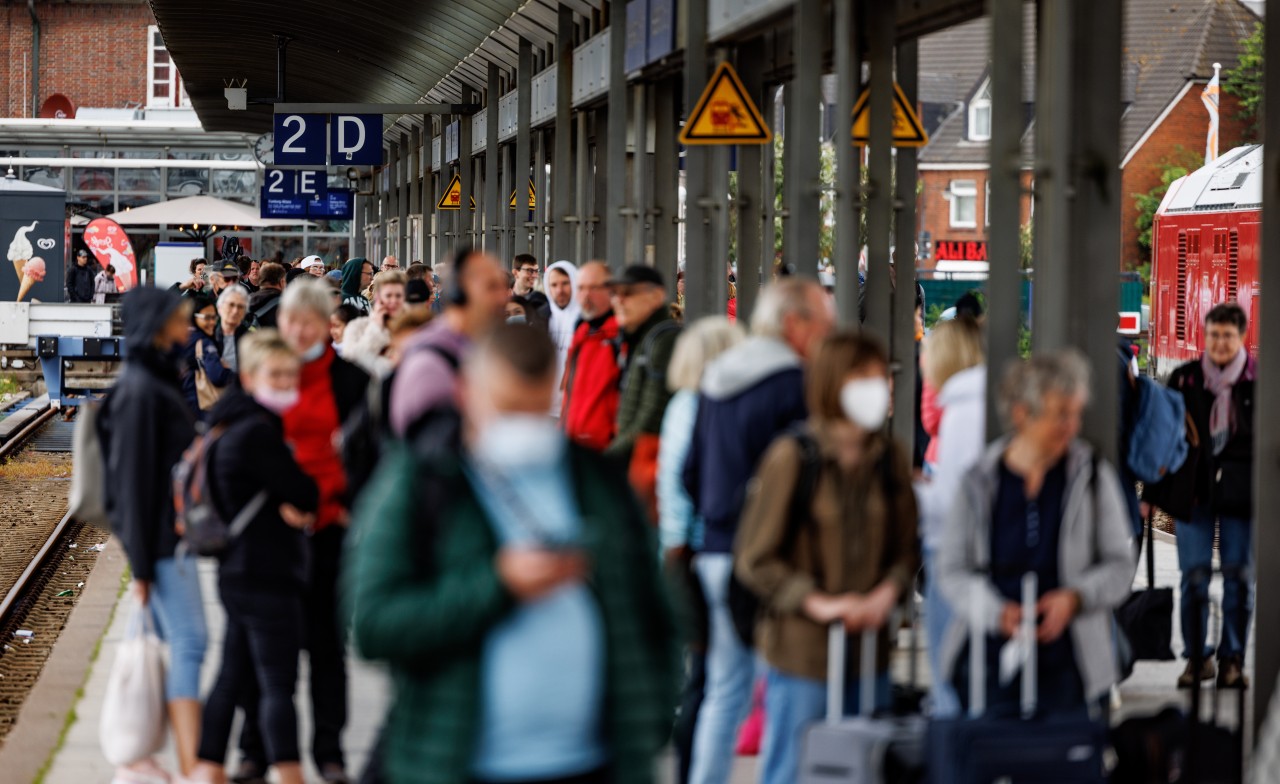 Fahrgäste drängeln sich auf dem Bahnsteig des Bahnhofs Westerland auf Sylt. 