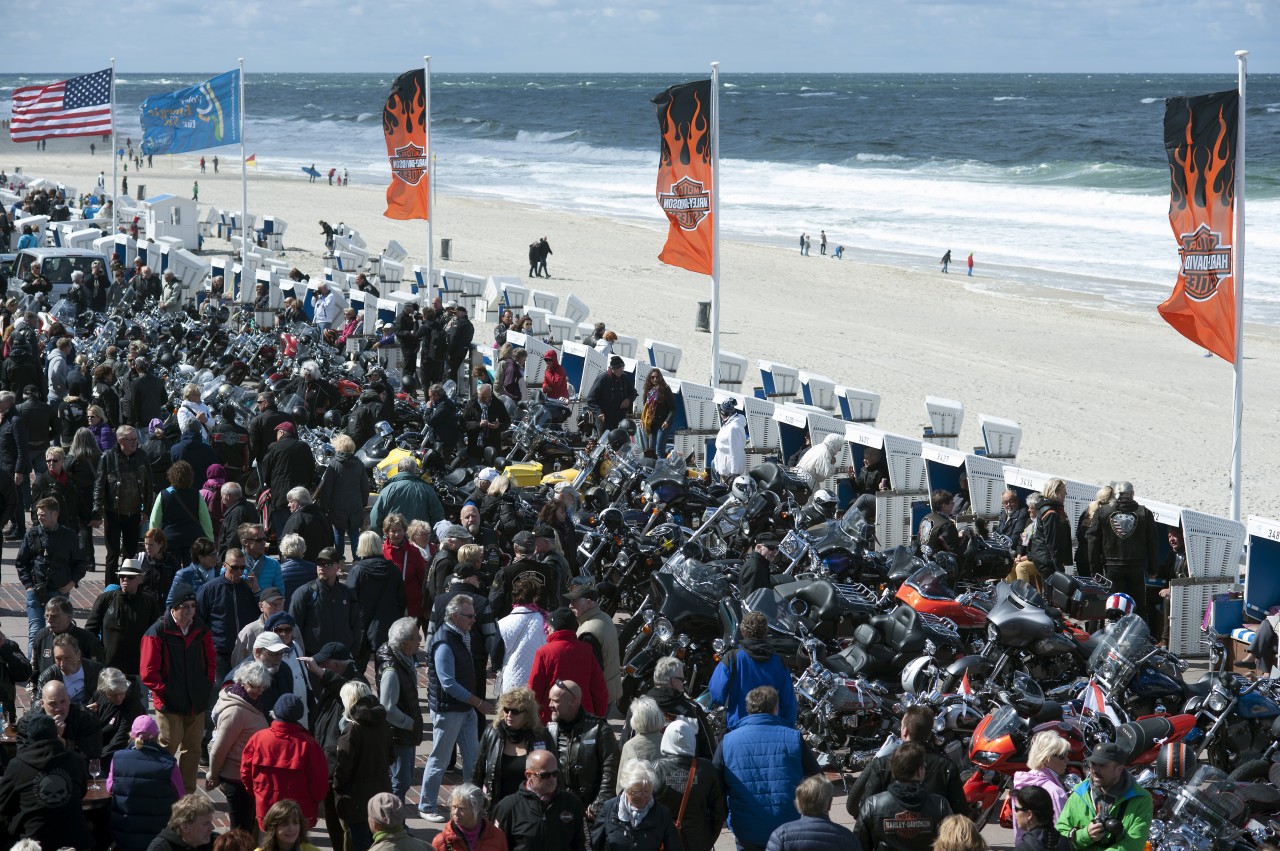 Volle Strandpromenade auf Sylt.