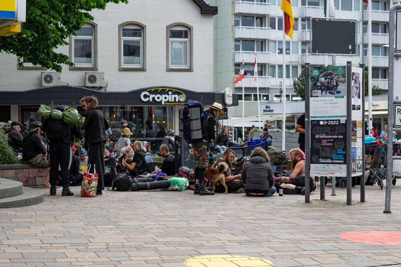 Punks sitzen gemütlich in der Innenstadt von Westerland.