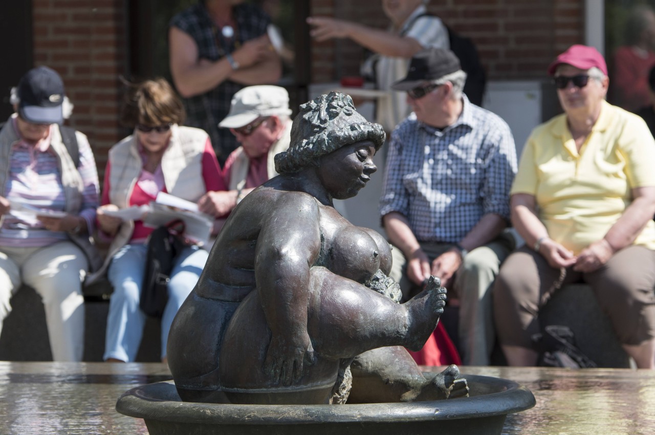 Der Brunnen „Badende Wilhelmine“ unweit des Bahnhofes von Westerland auf der Nordseeinsel Sylt 