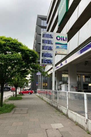 1,86 Euro für Diesel und 1,89 Euro für Super wurden am Mittwochmittag an dieser Tankstelle in der Innenstadt von Hamburg verlangt.