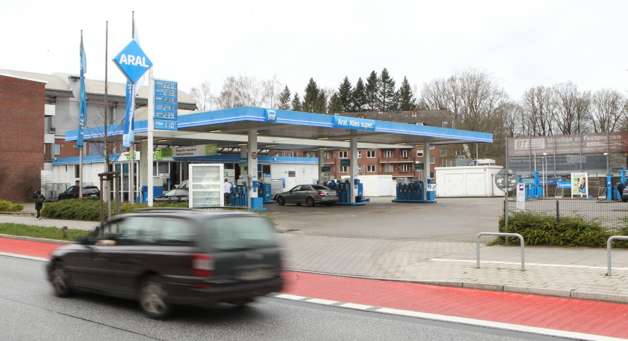 Augen offen halten beim Tanken: Einige Tankstellen geben die Steuersenkung sogar eins zu eins weiter. So sollte es auch in Hamburg sein.