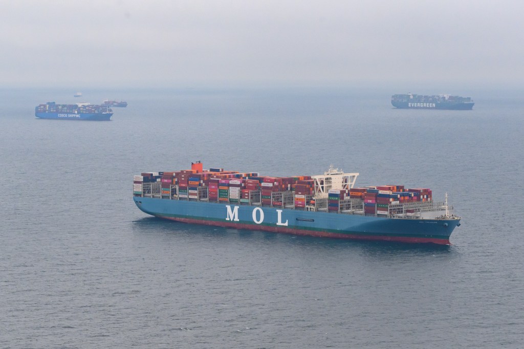 Containerschiffe warten in der Nordsee