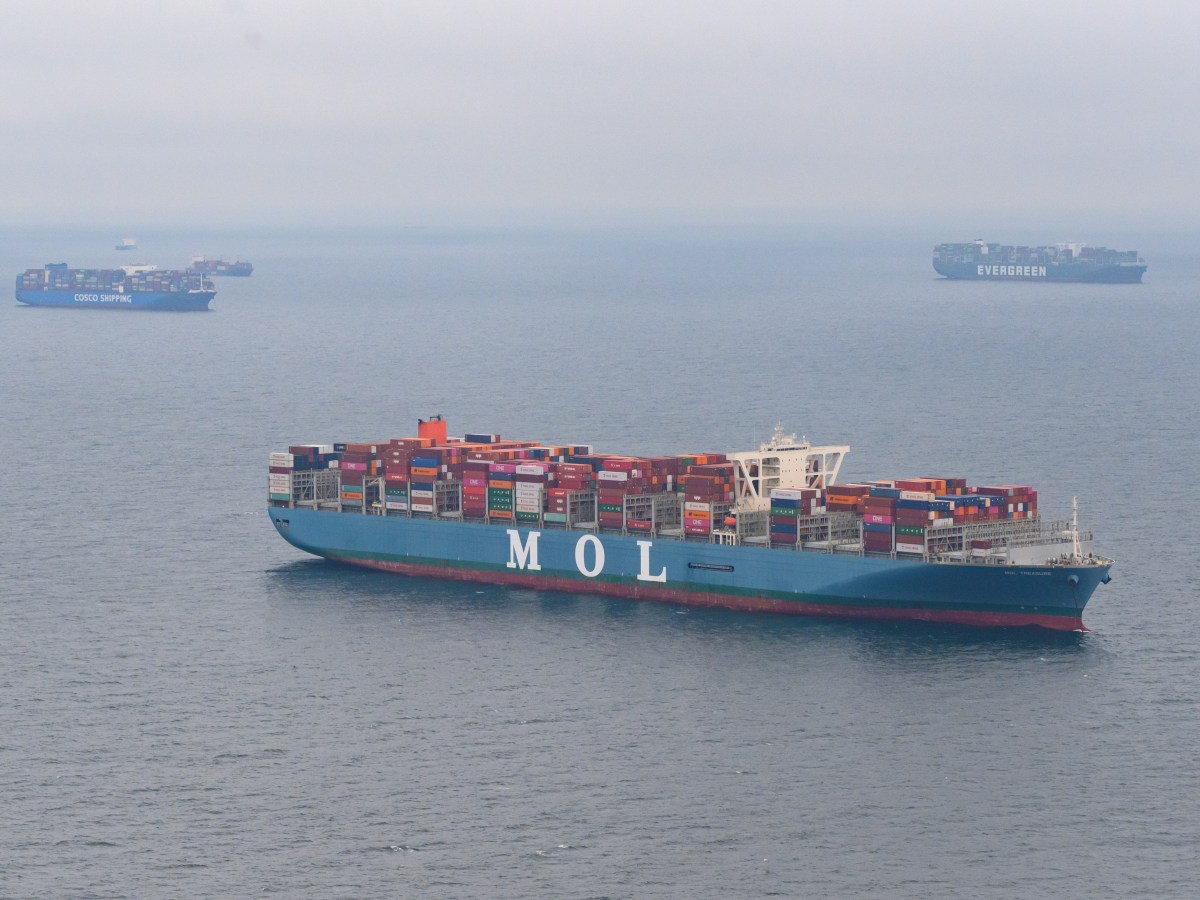 Containerschiffe warten in der Nordsee