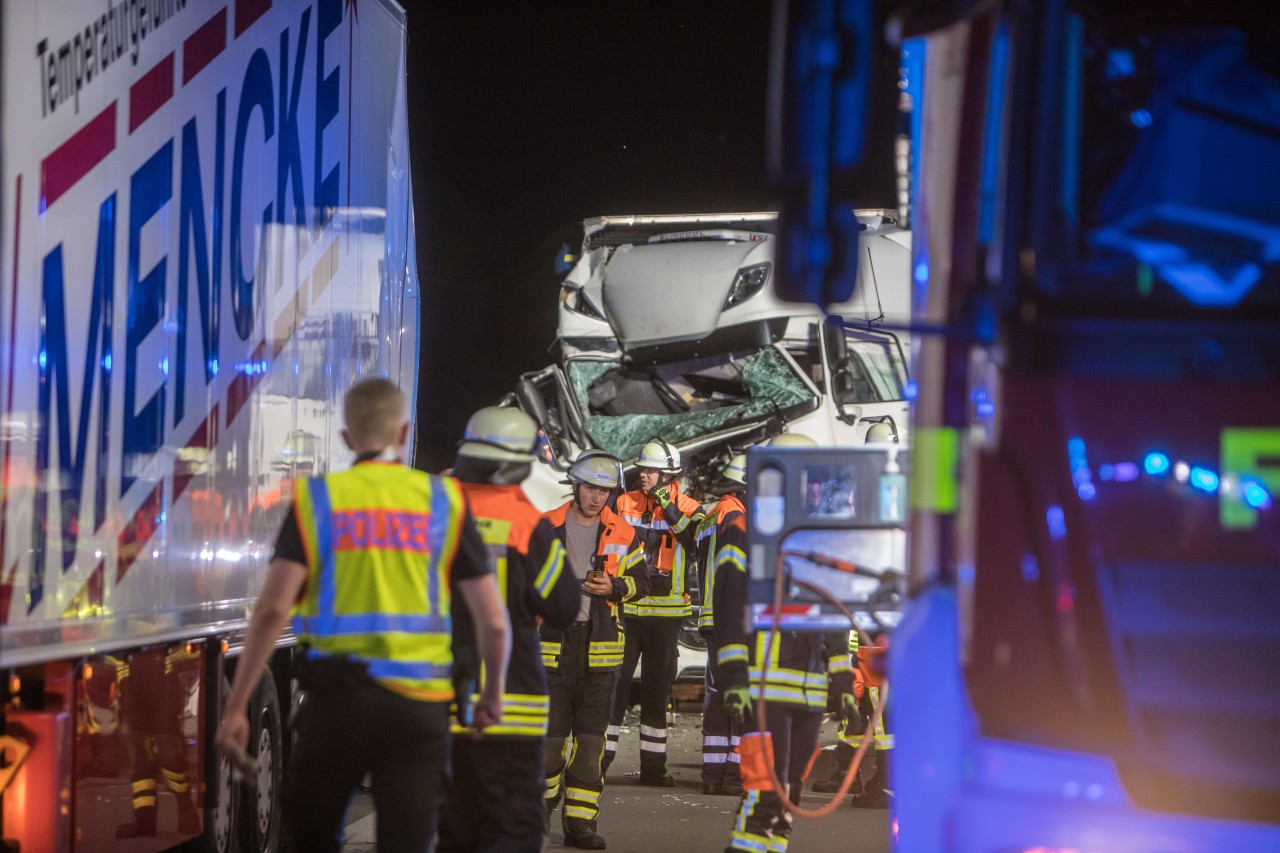 Rettungskräfte aus Hamburg und Niedersachsen rückten auf der A1 an.