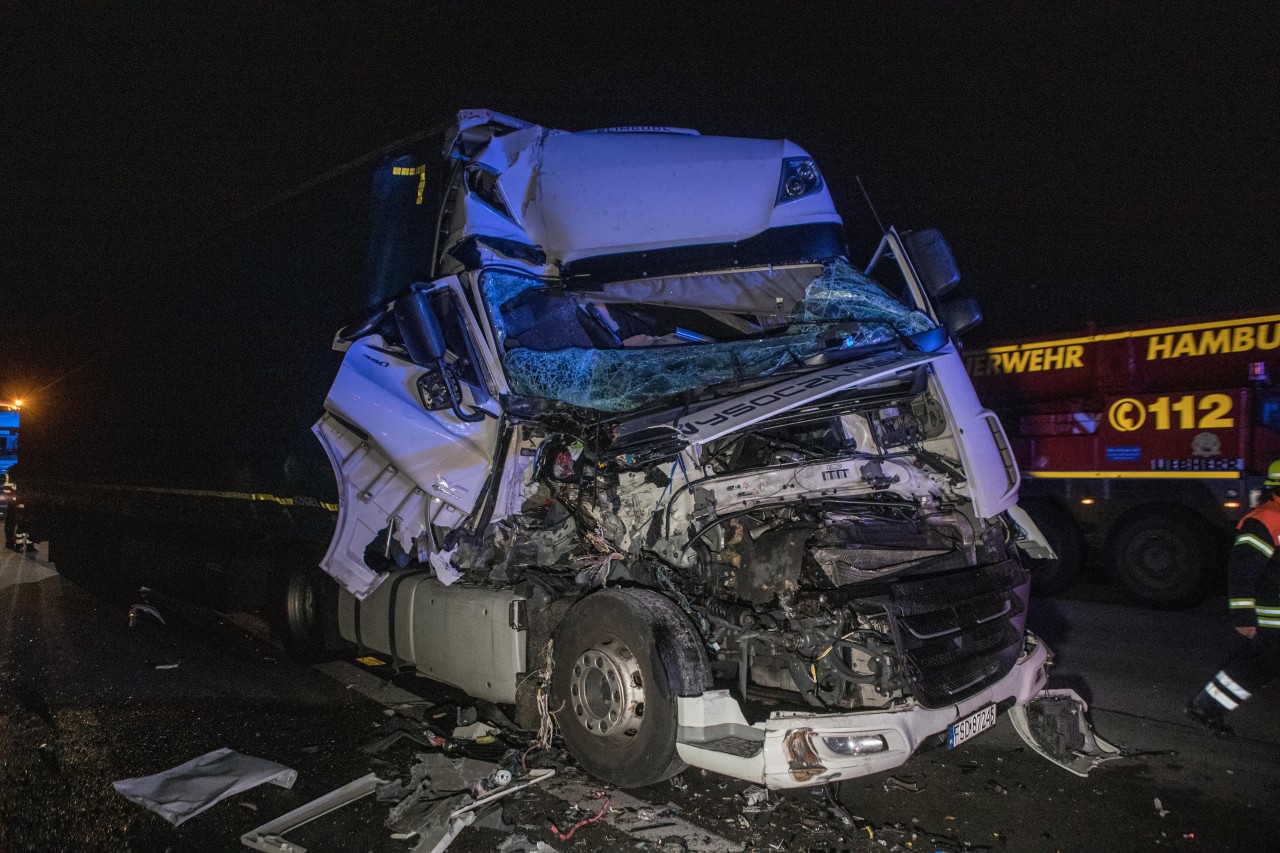 Horror-Crash auf der A1 bei Hamburg: Aus diesem LKW stieg der Fahrer aus – unverletzt.