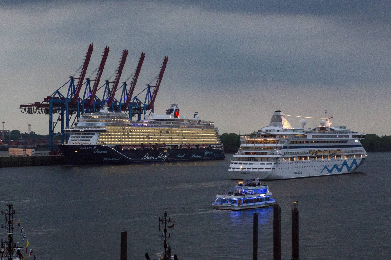 Kreuzfahrt: „Mein Schiff“ und Aida fahren im Hafen von Hamburg aneinander vorbei.