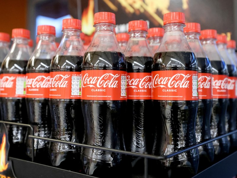 Aldi, Lidl und Co: Der Getränkehersteller Coca-Cola zieht die Preise an! (Symbolbild)