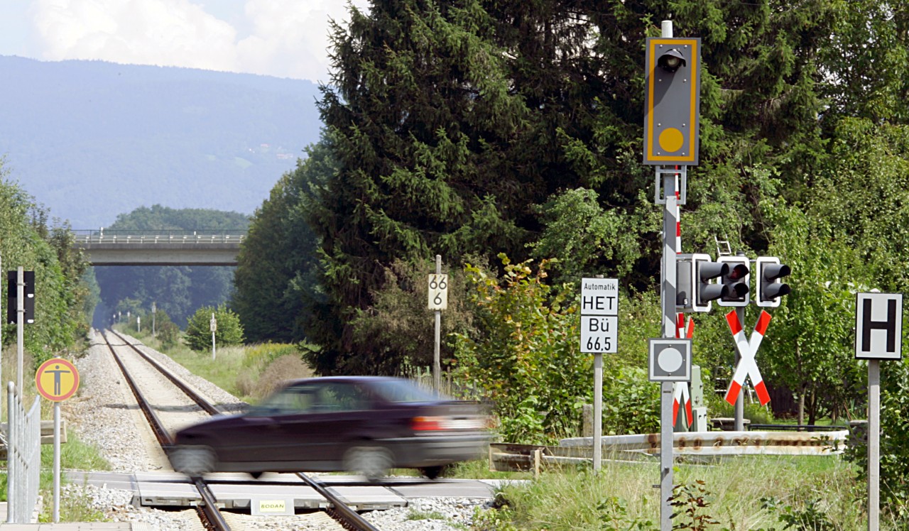 Ein Auto überquert die Gleise eines Bahnüberganges. In Büsum hätte das böse Enden können (Symbolbild).