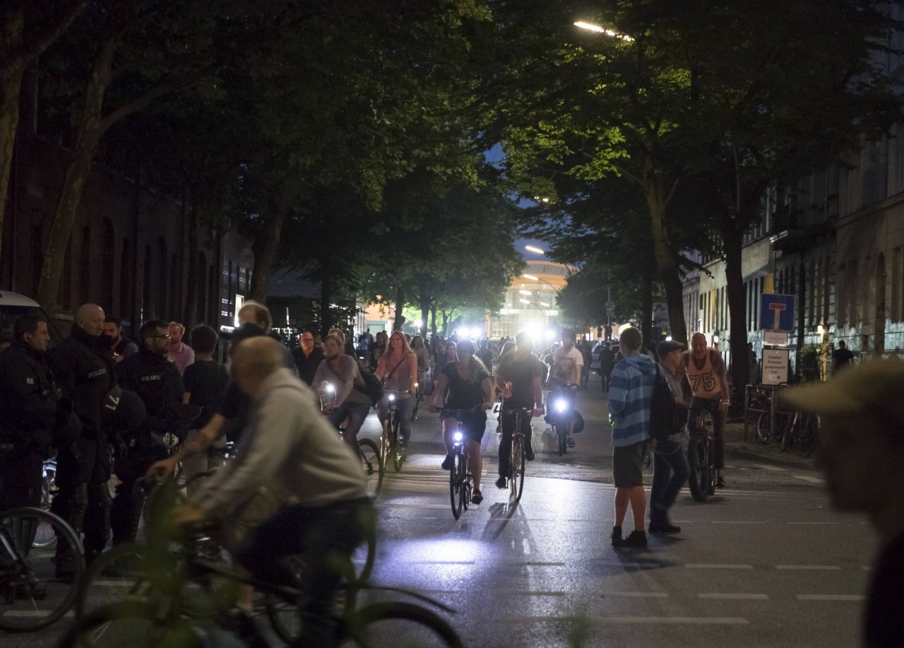Proteste gegen G20 in Hamburg. Eine Fahrraddemo zieht 2017 durch das Schanzenviertel (Symbolfoto).
