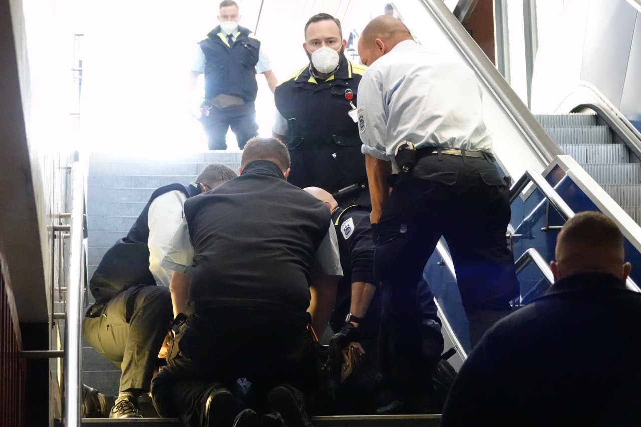 HVV Hamburg: Hochbahn-Wache und Polizei hindern einen Fahrgast an der Flucht, der gegen die Maskenpflicht verstoßen hat. HVV Hamburg: Hochbahn-Wache und Polizei hindern einen Fahrgast an der Flucht, der gegen die Maskenpflicht verstoßen hat.