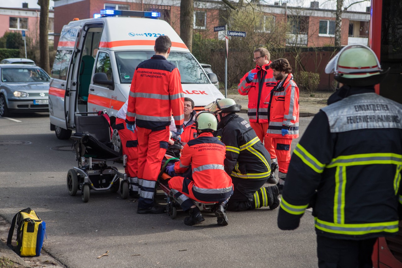 Vier Verletzte mussten im Krankenhaus weiterversorgt werden, nachdem es in Hamburg-Rahlstedt gekracht hatte. (Archivbild)