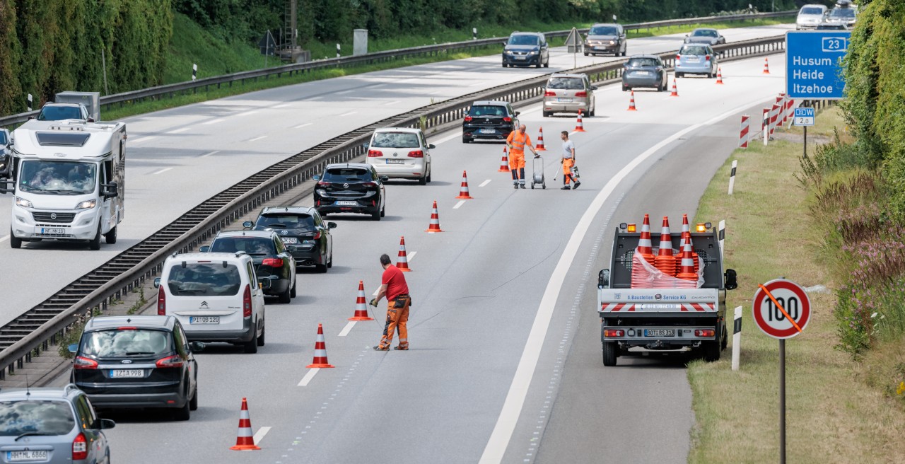Hamburg: Arbeiter bereiten eine Fahrbahnverschwenkung auf der A23 vor. Die Autobahn muss auf einem Teilstück komplett erneuert werden.