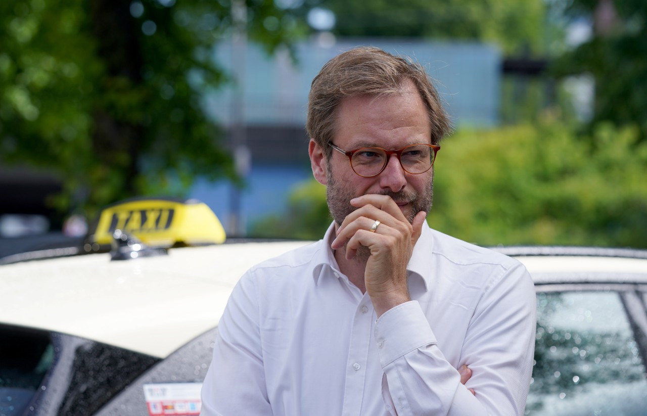 Hat einiges vor: Verkehrssenator Anjes Tjarks stand MOIN.DE Rede und Antwort. (Archivbild)