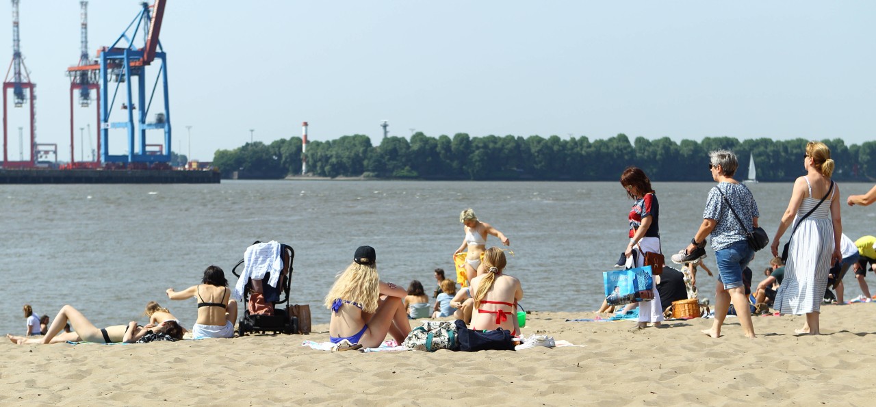 In Hamburg endete ein Strandausflug an die Elbe für einen kleinen Jungen im Krankenhaus. 