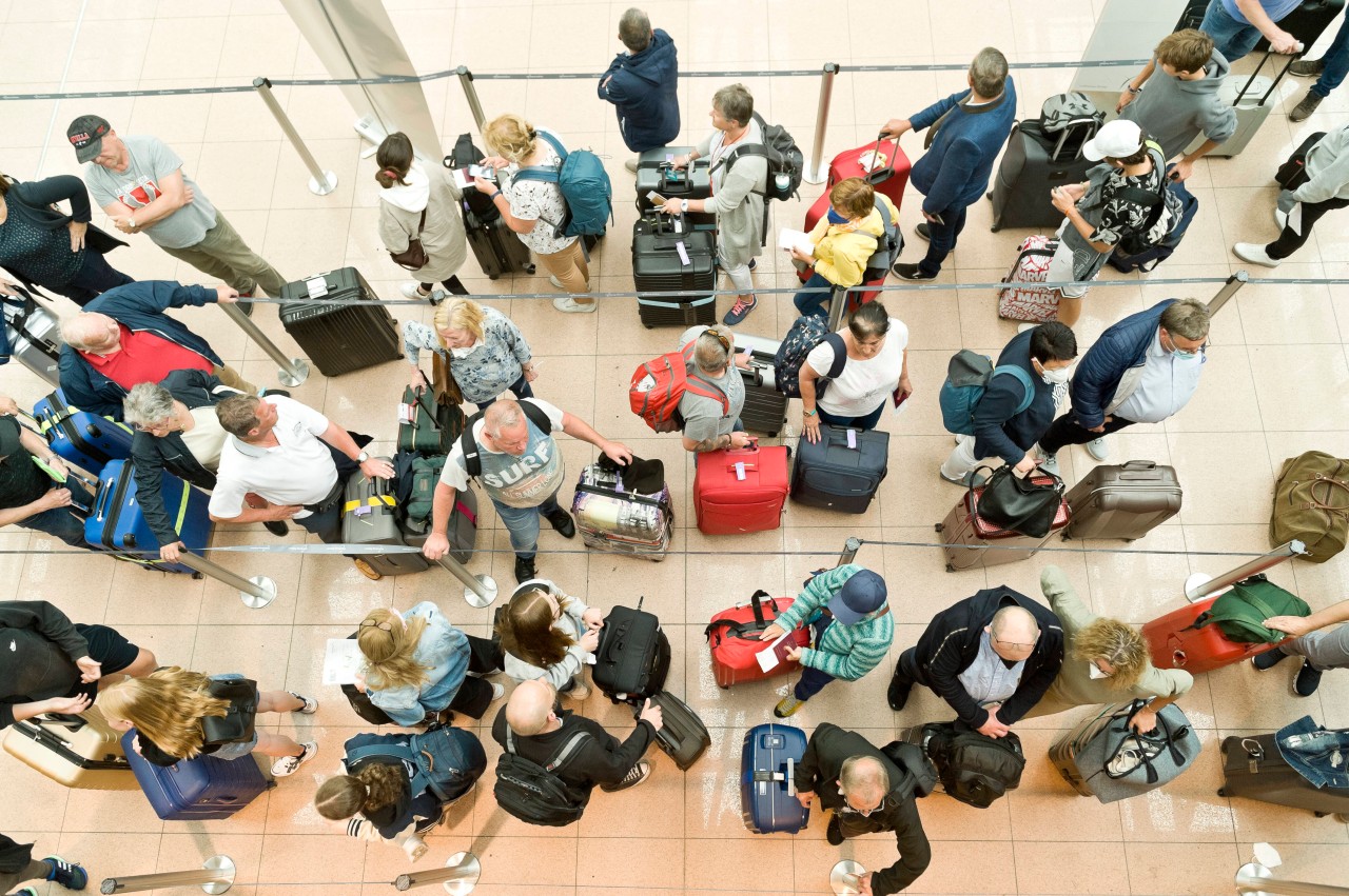 Am Hamburger Flughafen herrscht Chaos. Doch DIESE Tricks können dir helfen!