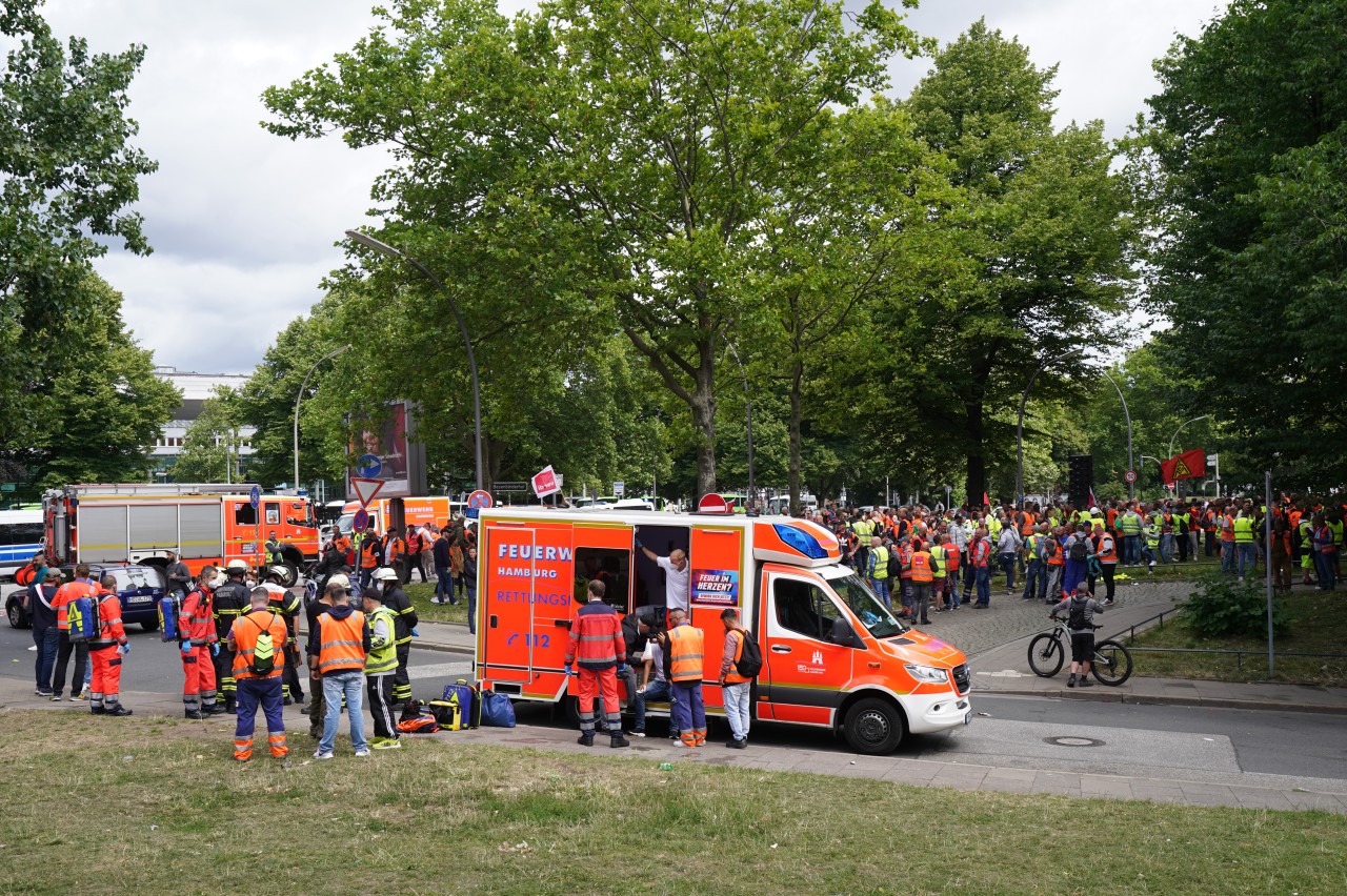 Bei einer kurzen Auseinandersetzung zwischen Teilnehmern und Polizei wurden bei der Demo in Hamburg mehrere Beteiligte verletzt.