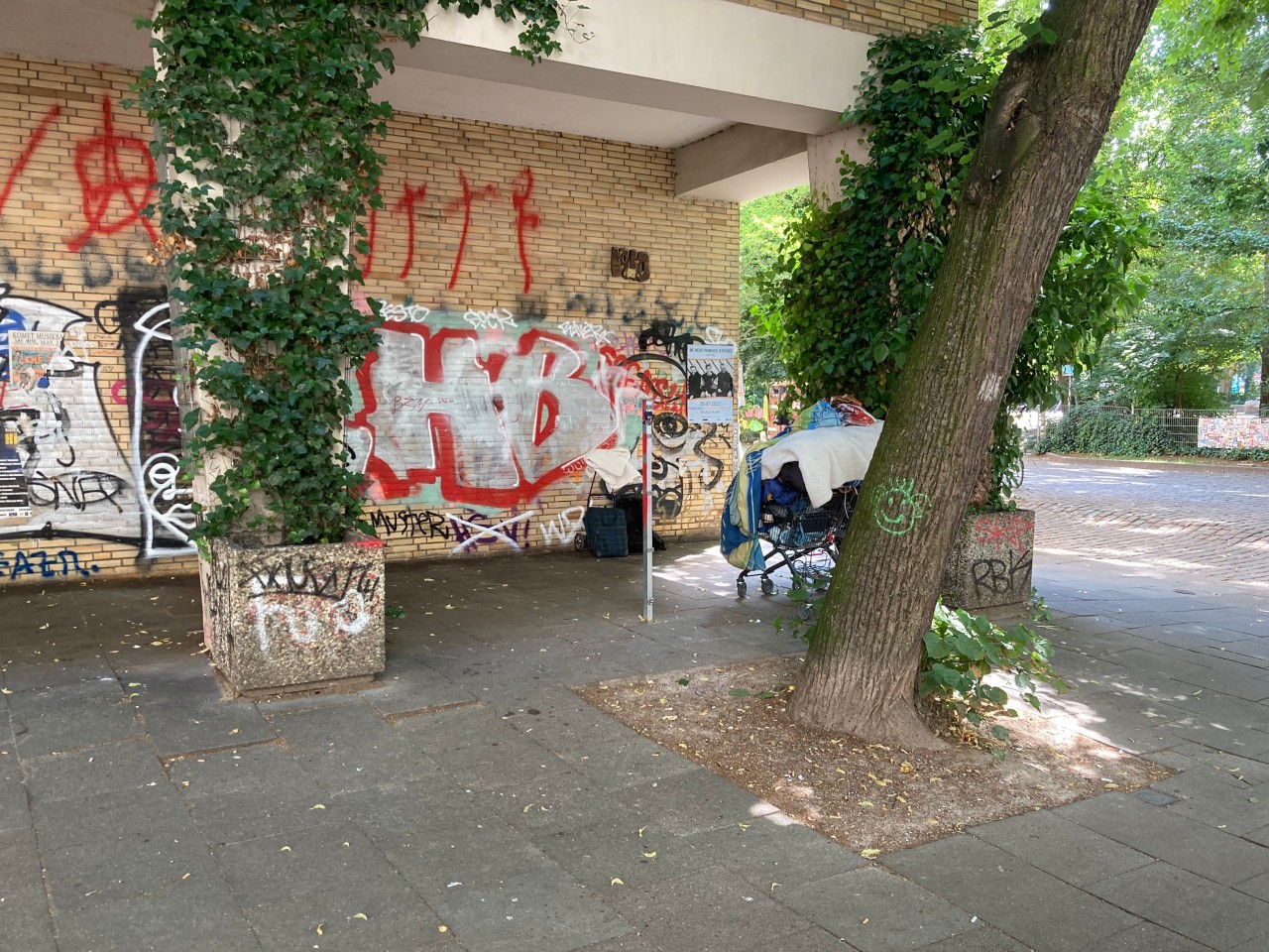 Ein Wagen voller Kleidung: Obdachlose haben sich den Raum vor dem Gymnasium in Hamburg zurückerobert.