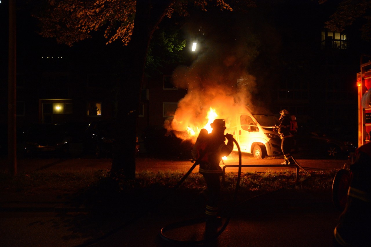 In Hamburg wurde ein PKW angezündet. Die Flammen wanderten allerdings weiter...