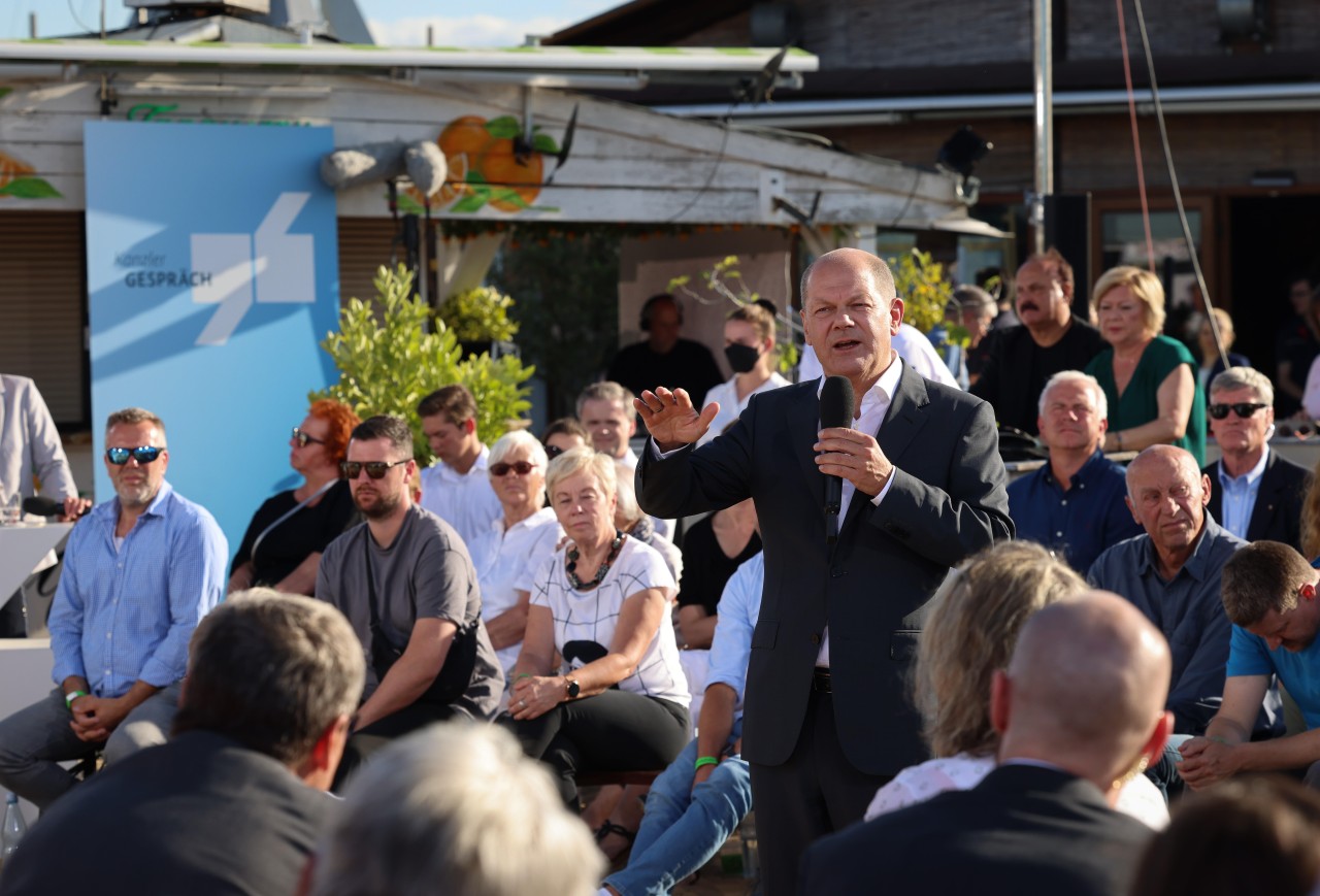 Bundeskanzler Olaf Scholz (SPD) spricht bei einem Bürgerdialog im Strandsalon an der Trave in Lübeck.