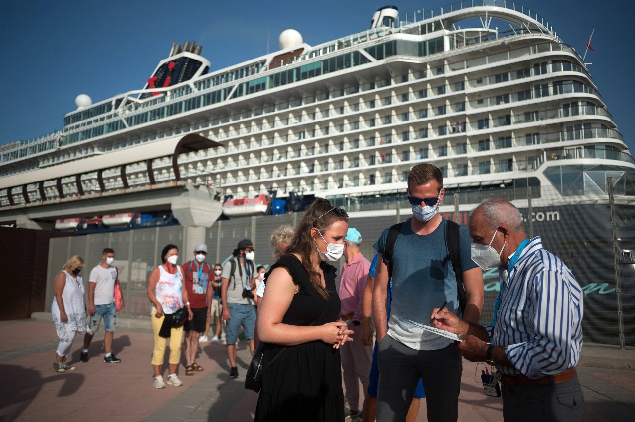 Auf der „Mein Schiff“-Reise tragen viele weiterhin Masken. Aber ist eine Reise das Risiko wert?
