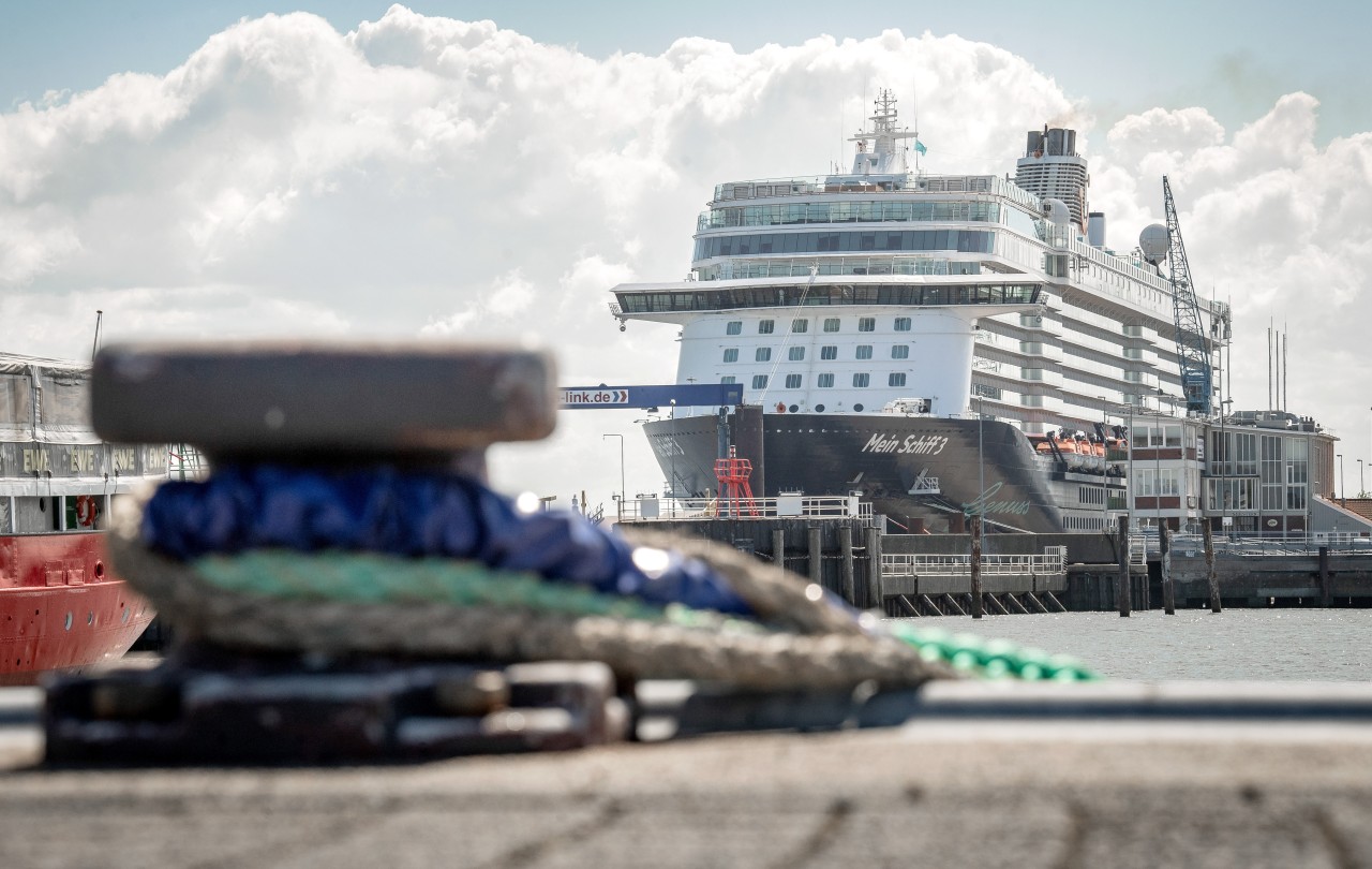 Das Kreuzfahrtschiff „Mein Schiff 3“ liegt im Hafen.