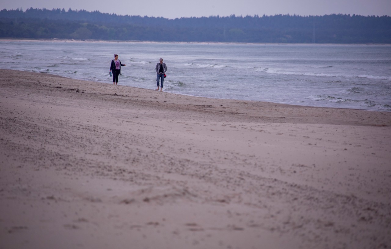 Ein Urlauber und ein Insulaner streiten sich am Strand von Rügen (Symbolbild).