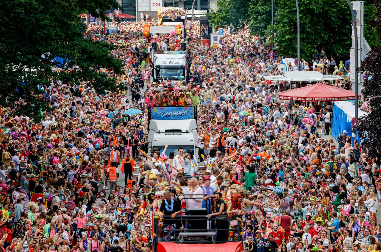 Teilnehmer des Schlagermoves ziehen in einer Schlagerkarawane durch den Stadtteil St. Pauli. Start und Ziel ist auf dem Heiligengeistfeld.